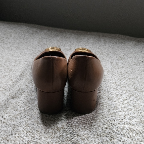 Tory Burch nude heels - Picture 2 of 8